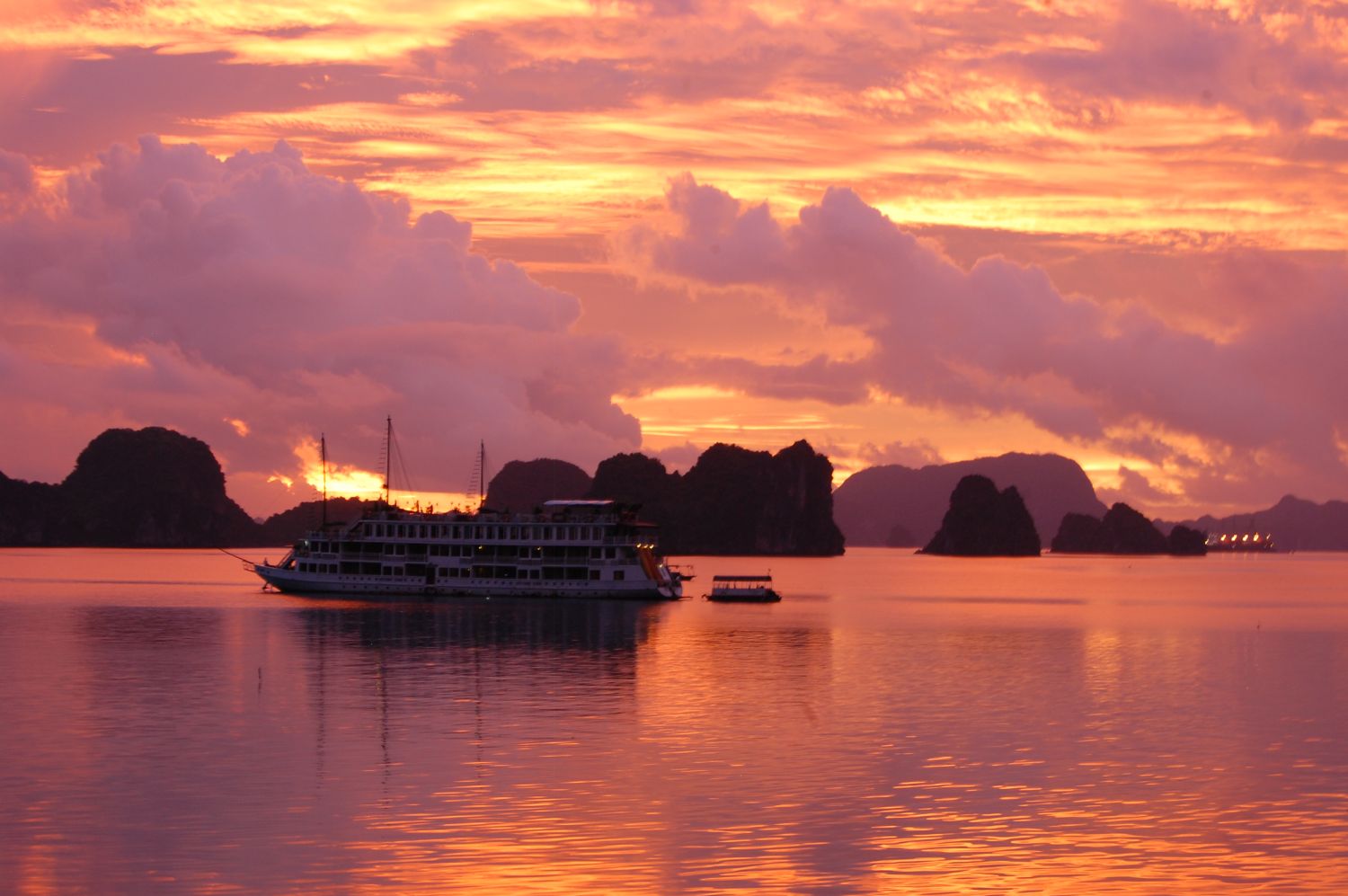 Wschód słońca na Ha Long Bay